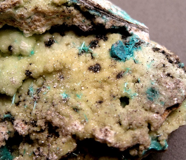 aurichalcite-small bluish mass on top of yellow smithsonite