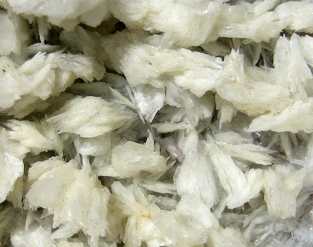 barite-white-crystals-Romania