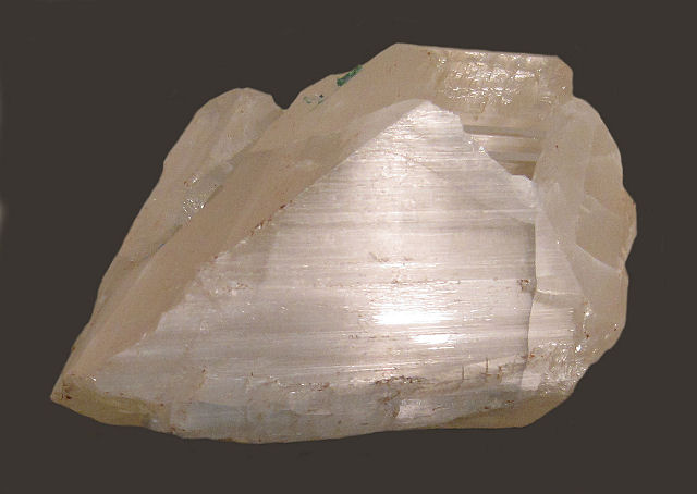 cerussite-light gray crystal-close view