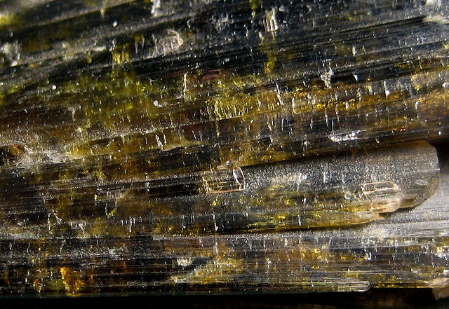 epidote-dark green crystal-close view-Alaska