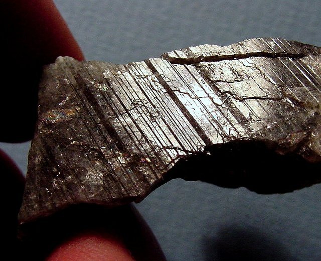 feldspar-labradorite-plagioclase twinning