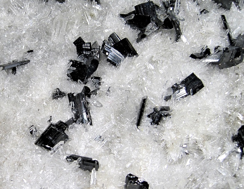 ferberite-small black crystals in quartz-Peru