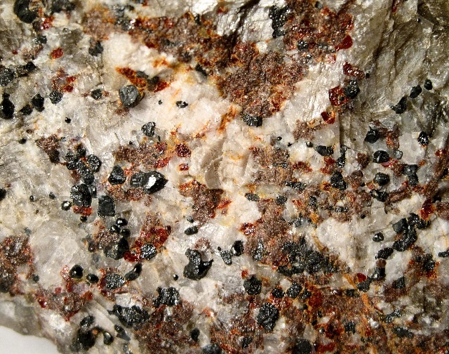 franklinite-black grains with red zincite and white calcite