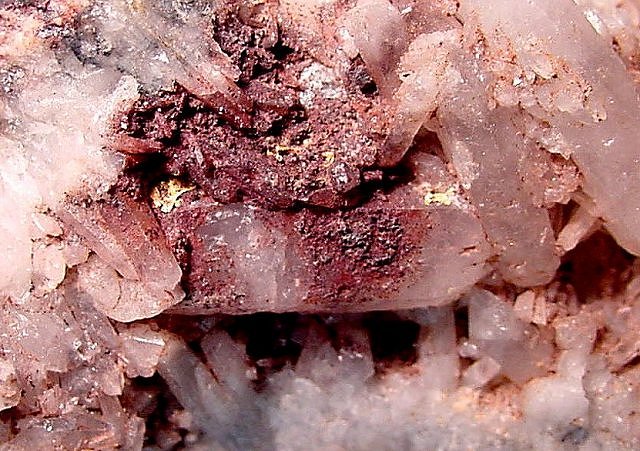 gold-small patch among quartz crystals