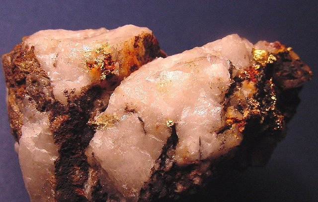 gold-small patches on quartz