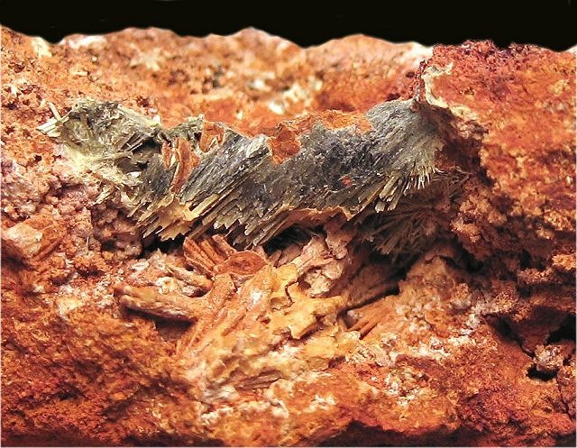 koettigite-gray acicular crystals