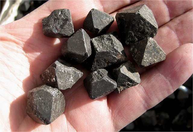 magnetite-black octahedron crystals Australia-3277