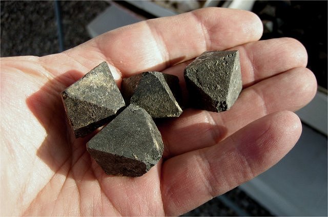 magnetite-black octahedron crystals-Australia3276