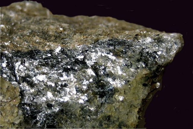 mica-paragonite-greenish black mica-226d