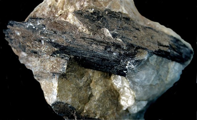 riebeckite-dark green elongated crystal