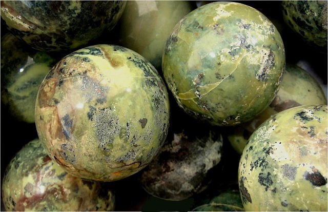 serpentine-light yellow green-polished spheres-Peru