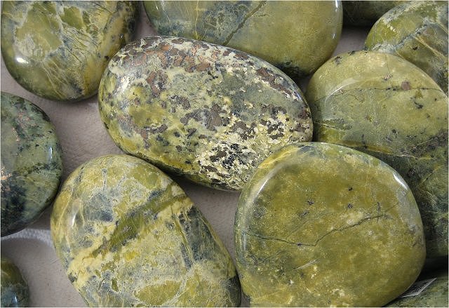serpentine-yellow green-polished nuggets-Peru