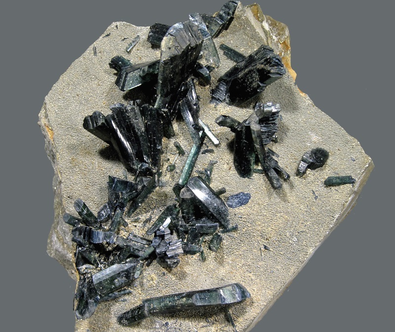 vivianite gray to black elongated crystals