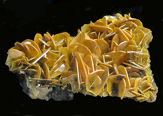 wulfenite light yellow crystals with rounded corners