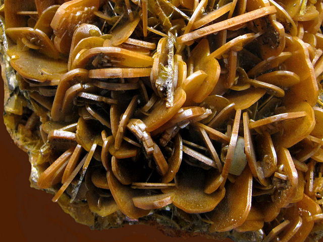wulfenite orange crystals with rounded corners
