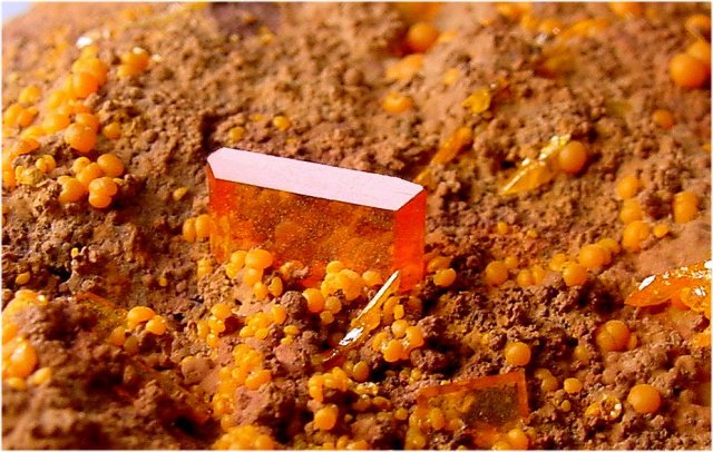 wulfenite-reddish orange crystal with orange mimetite