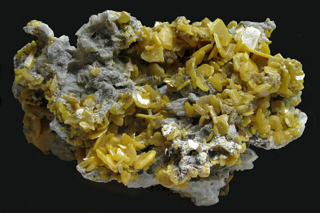 wulfenite-yellow crystals with rounded corners