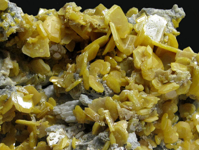 wulfenite yellow crystals with rounded corners