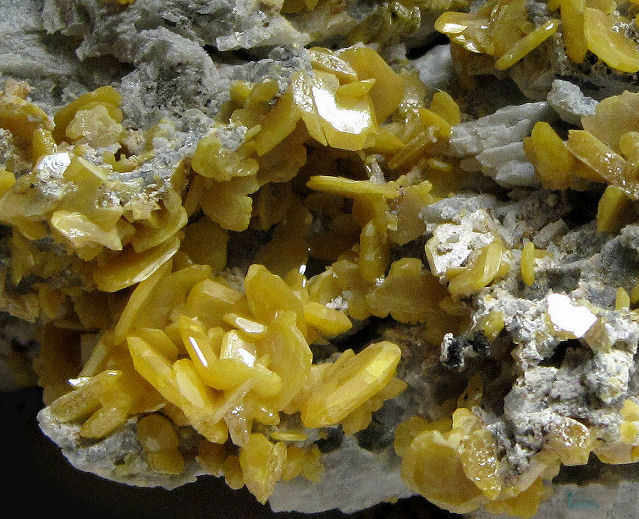 wulfenite yellow crystals with rounded corners