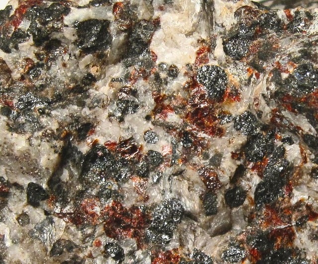 zincite red grains with black franklinite and white calcite