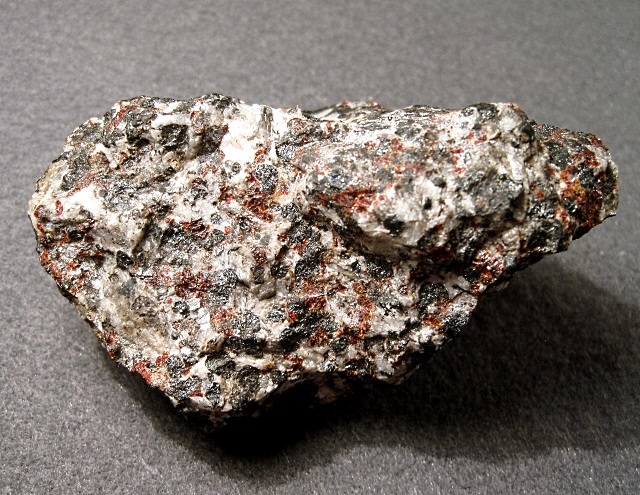 zincite red grains with black franklinite and white calcite